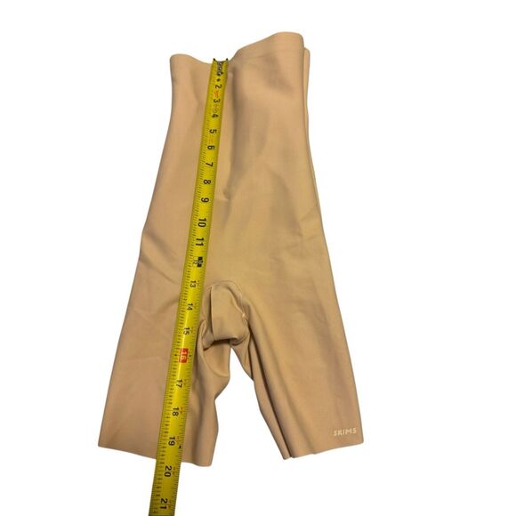 Skims size XS high waisted shapewear shorts - new - Picture 2 of 7